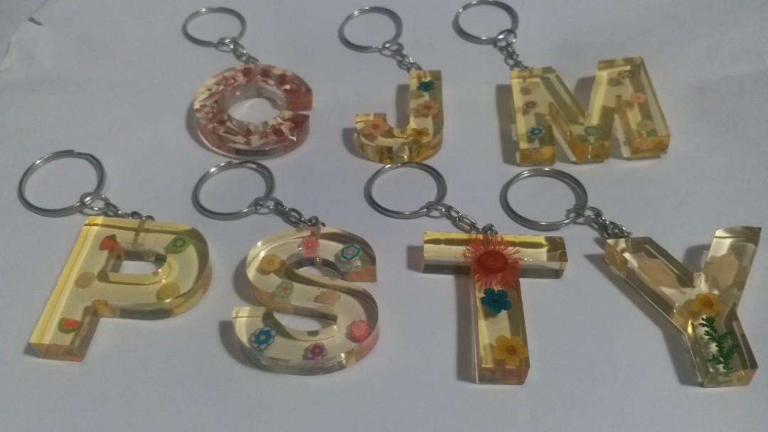 On Sales 包郵任選2個c J M P S T Y 字母造型淡黃色花紋英文字英文大楷姓氏名字簡稱滴膠匙扣鑰匙扣背包手袋吊飾