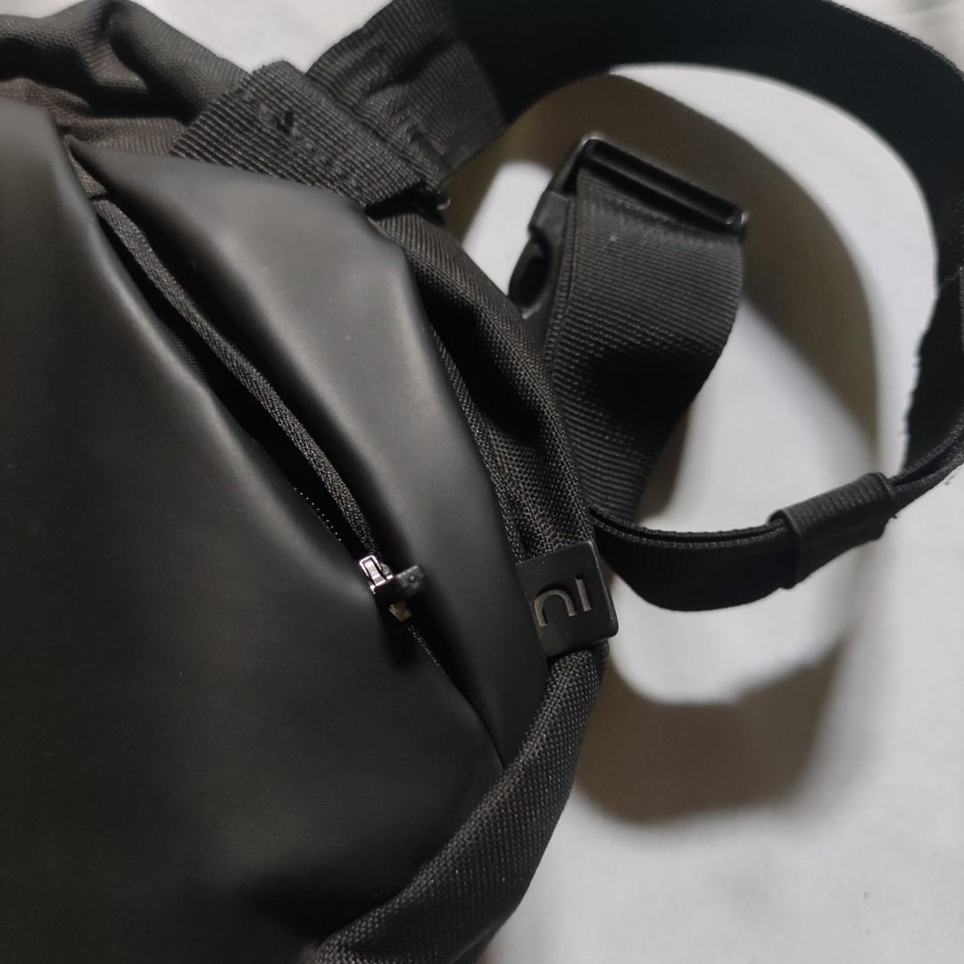 DECATHLON KALENJI RUNNING MESSENGER BAG BLACK ORIGINAL, Fesyen Pria