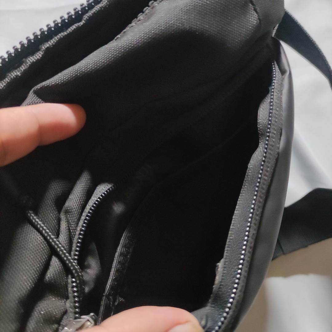 DECATHLON KALENJI RUNNING MESSENGER BAG BLACK ORIGINAL, Fesyen Pria