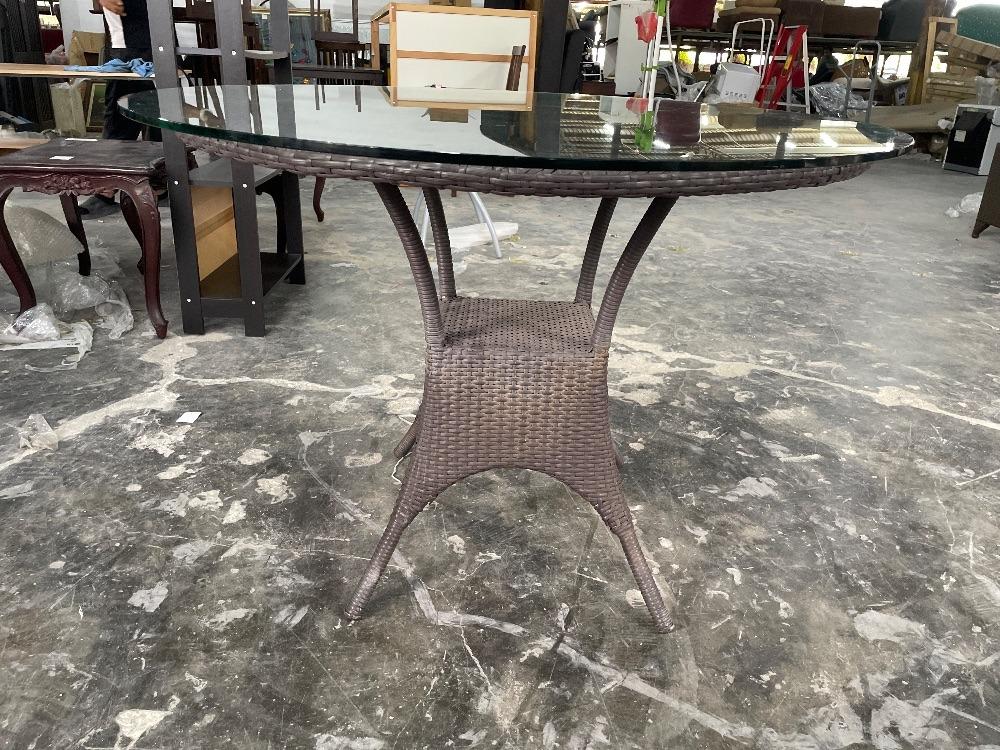 Glass Top Rattan Frame Outdoor Round Dining Table / Bingkai Rotan Atas ...