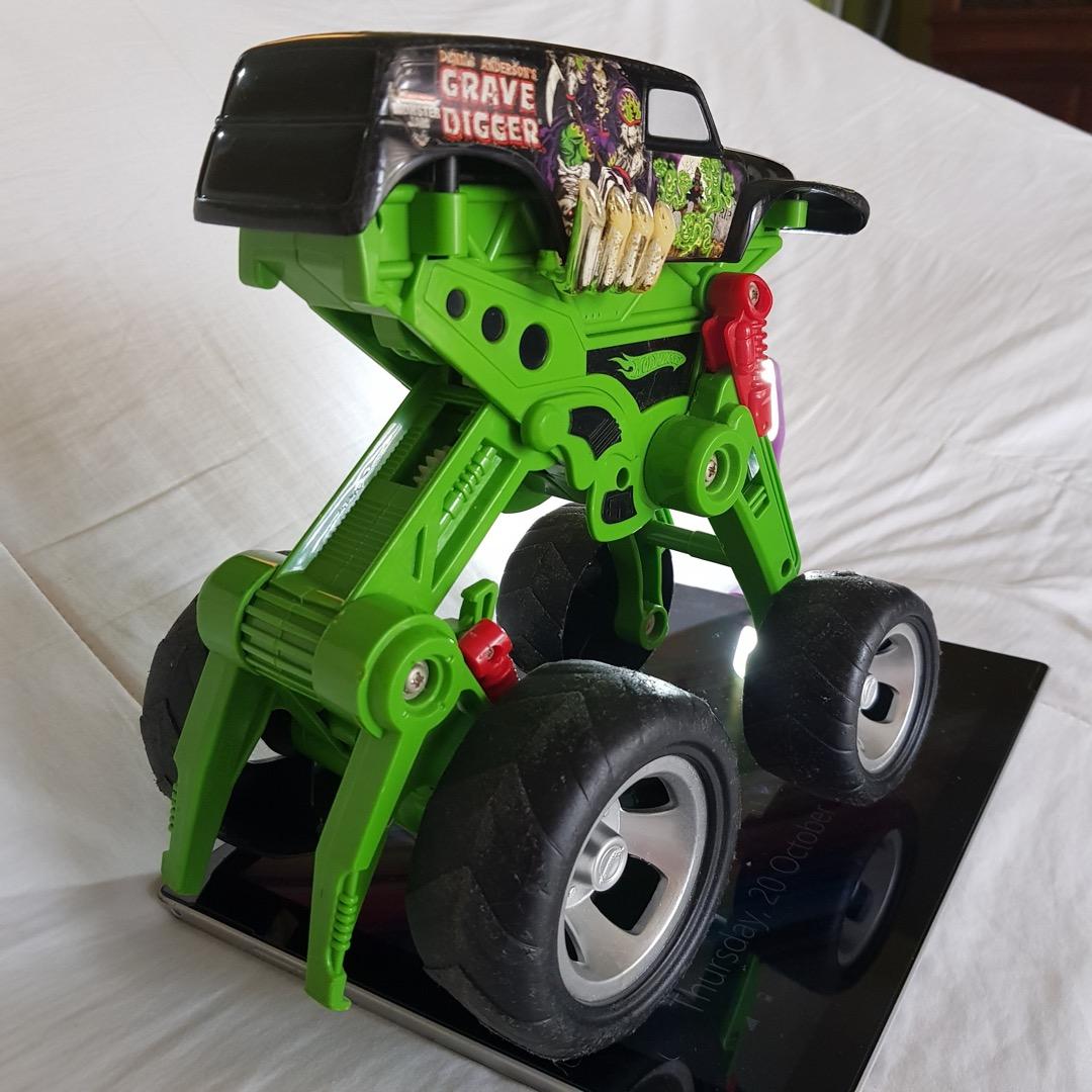 HOT WHEELS MONSTER JAM MEGA AIR JUMPER GRAVE DIGGER 30TH ANNIVERSARY
