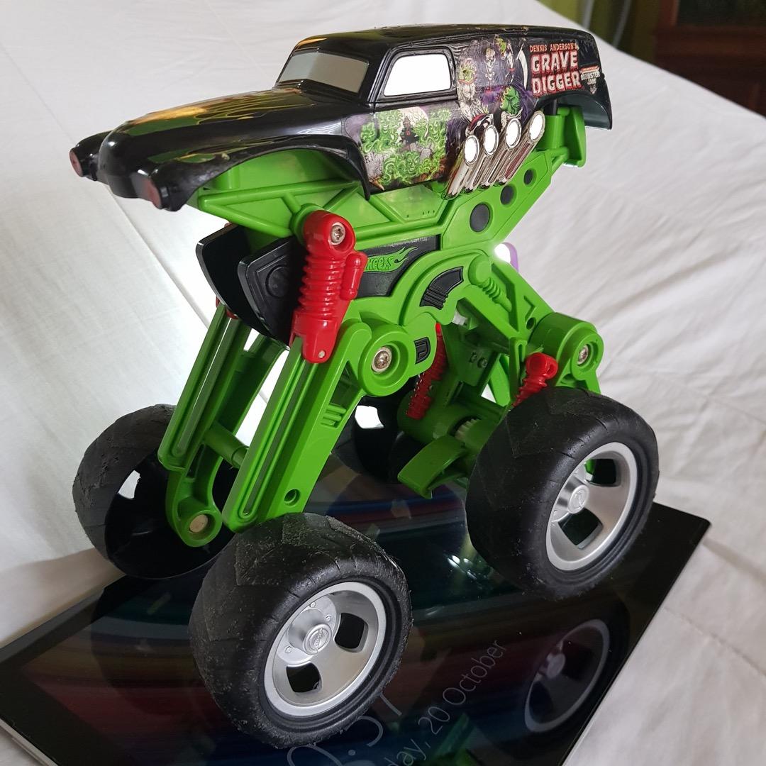 Hot wheels grave digger mega air jumper discount