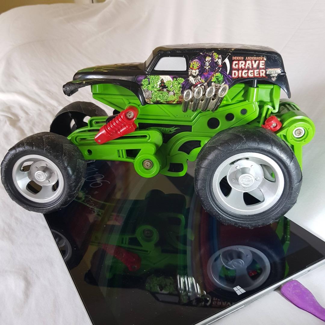 HOT WHEELS MONSTER JAM MEGA AIR JUMPER GRAVE DIGGER 30TH