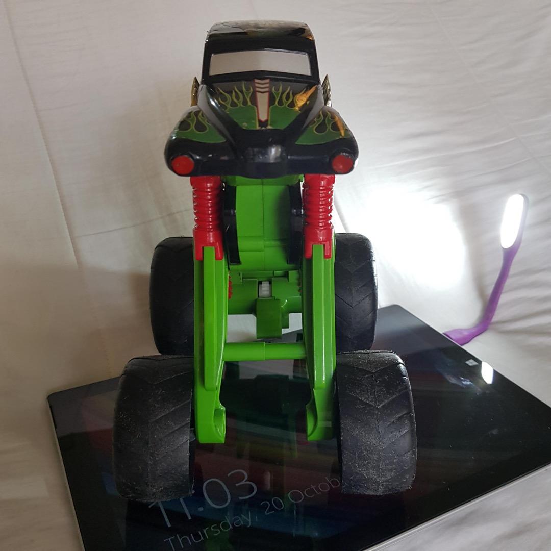 HOT WHEELS MONSTER JAM MEGA AIR JUMPER GRAVE DIGGER 30TH ANNIVERSARY
