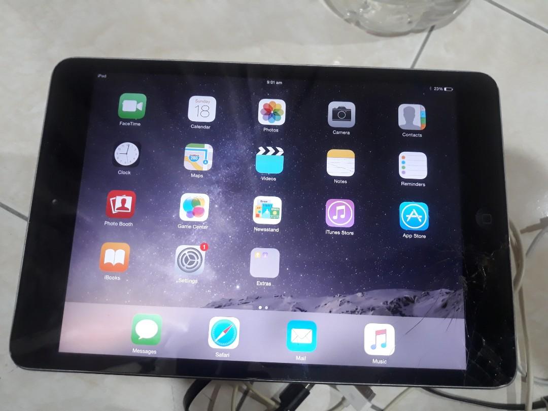 IPAD mini (Category: iPad) located in Singapore. Submitted by muru5198 (Listing ID 1191760545, Image 1). Description: screen cracked but can use performance wise no issue...all working.
