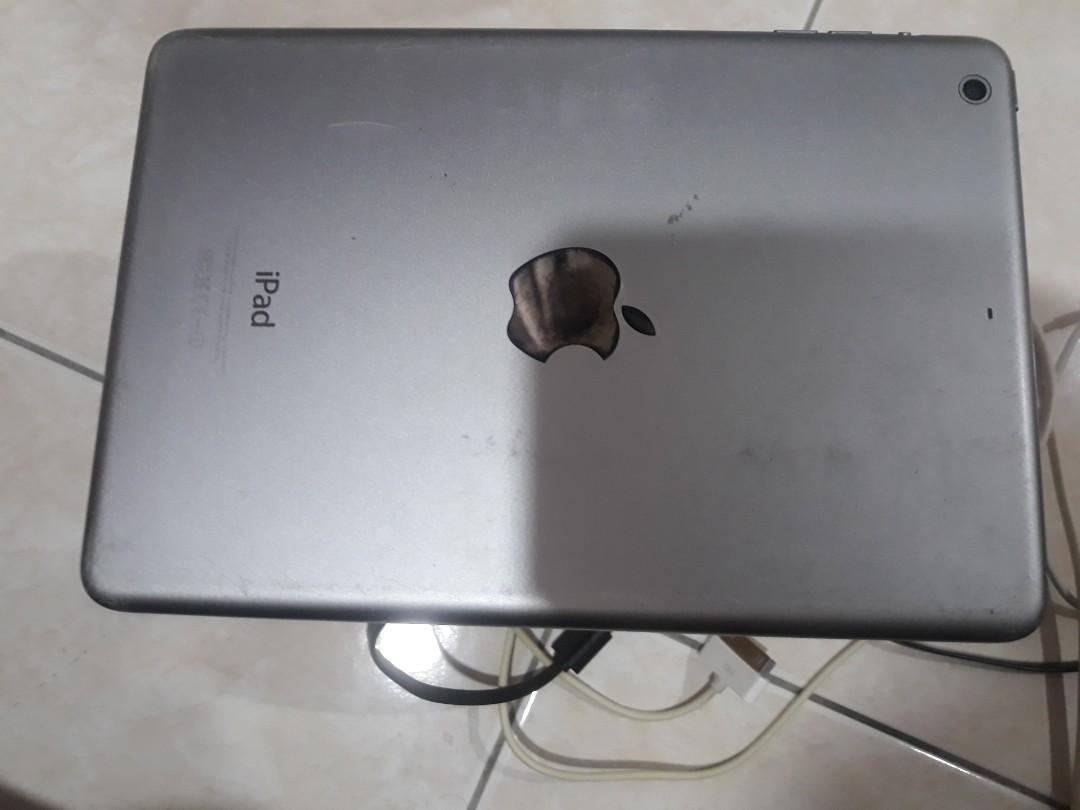 IPAD mini (Category: iPad) located in Singapore. Submitted by muru5198 (Listing ID 1191760545, Image 2). Description: screen cracked but can use performance wise no issue...all working.