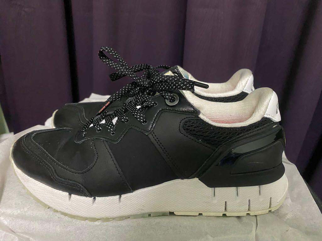 Onitsuka tiger (Category: Sneakers) located in Singapore. Submitted by jiunkay92 (Listing ID 1191831043, Image 3). Description: - like new (Condition as Photos showed) -size Eu 37.5.
