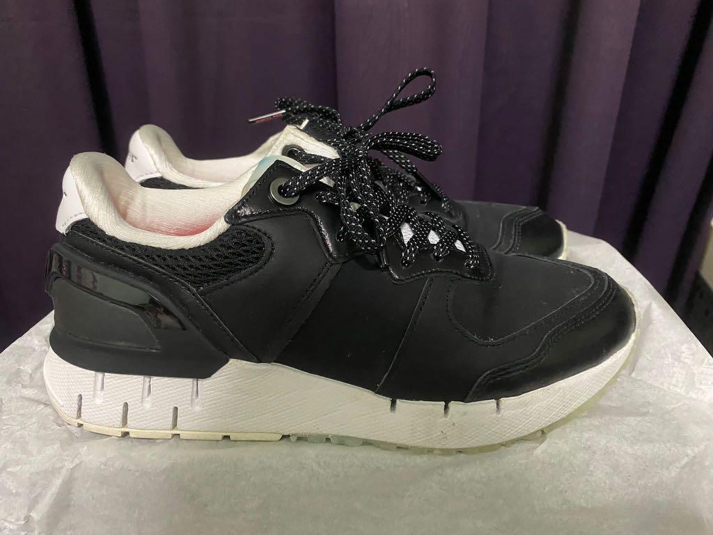 Onitsuka tiger (Category: Sneakers) located in Singapore. Submitted by jiunkay92 (Listing ID 1191831043, Image 1). Description: - like new (Condition as Photos showed) -size Eu 37.5.