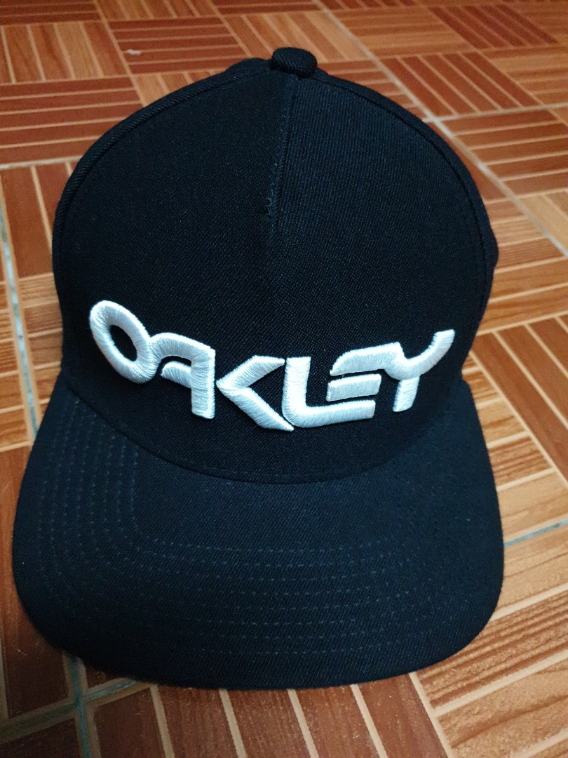 Original Oakley cap, Men's Fashion, Watches & Accessories, Cap & Hats on  Carousell