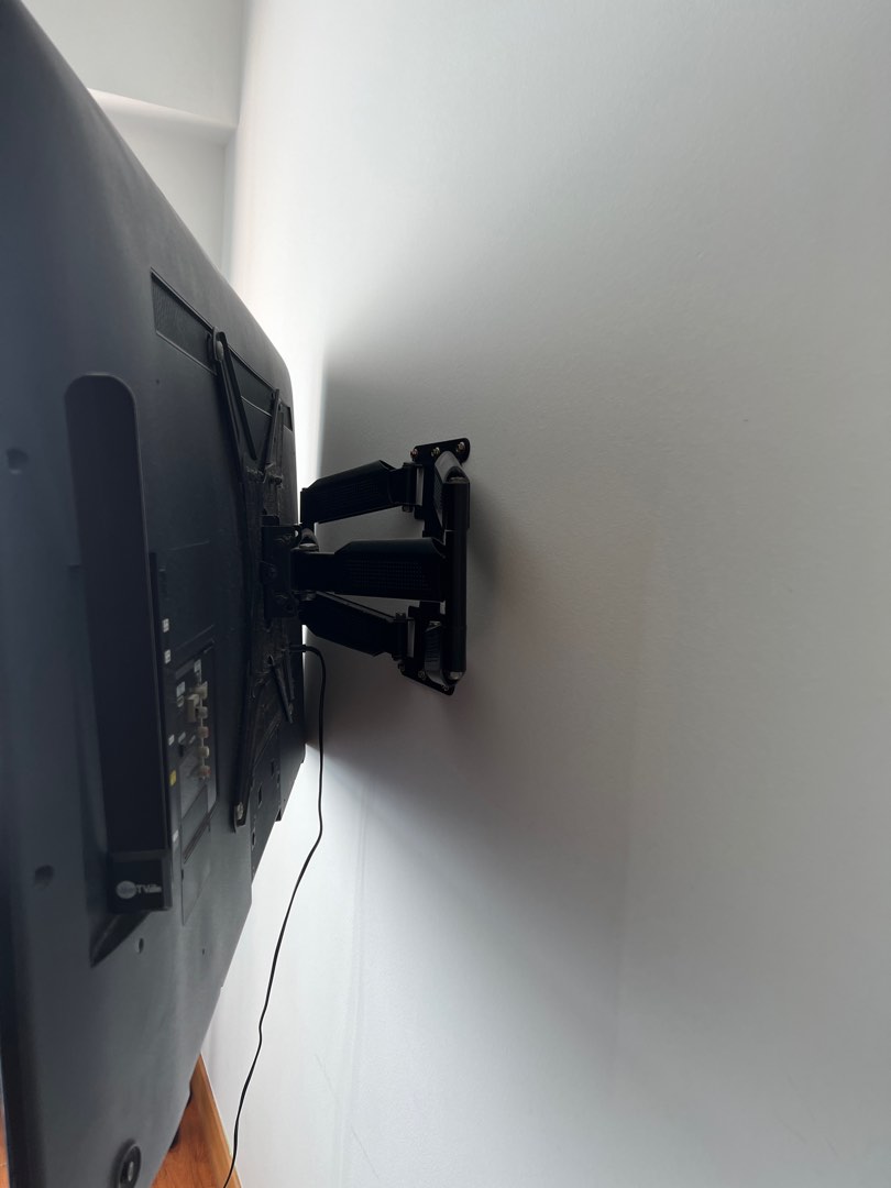 Samsung 55inch smart tv used in good condition including wall bracket