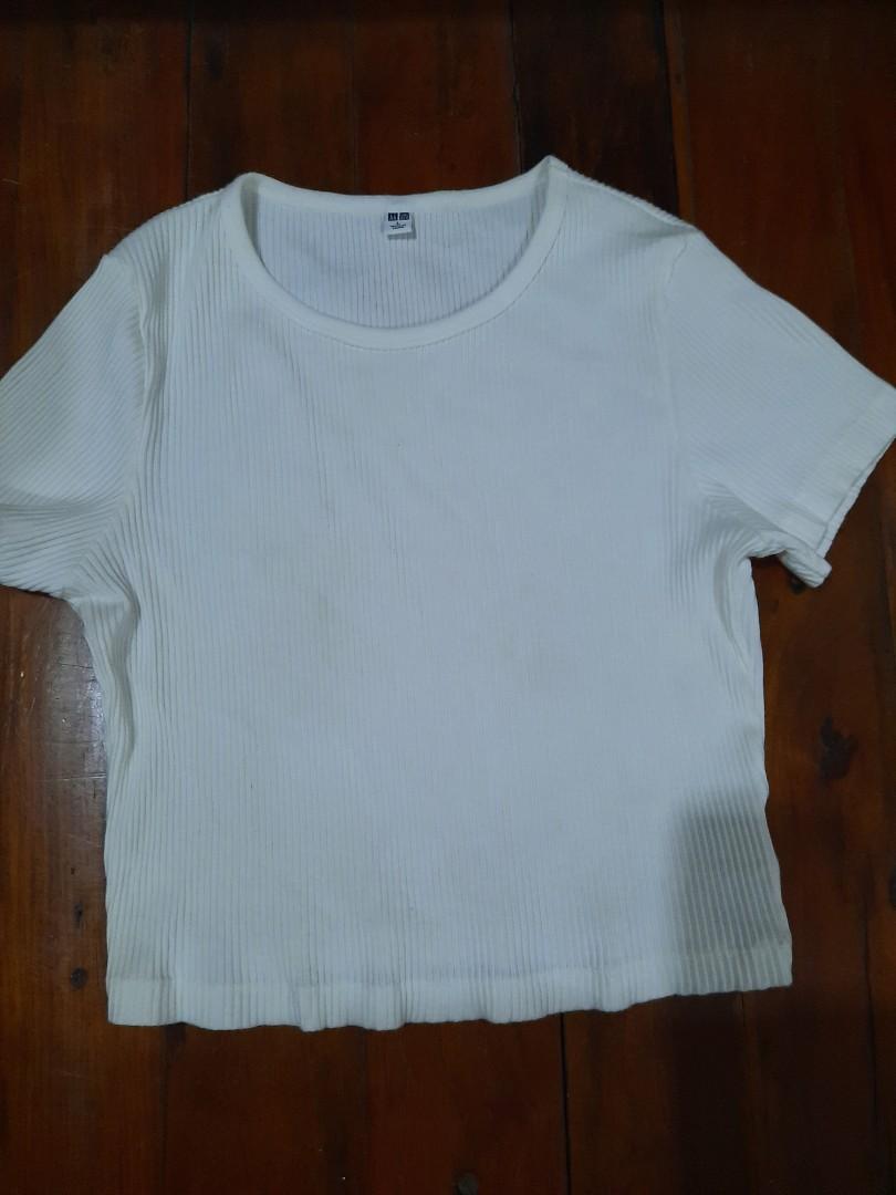 Uniqlo crop top - large (Category: Shirts) located in Quezon City. Submitted by clutterchick (Listing ID 1191811917, Image 1). Description: Large Uniqlo Crop Top.