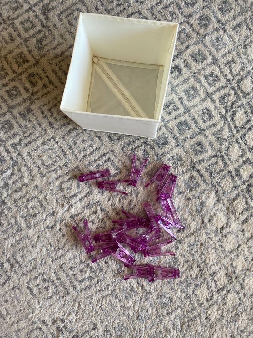 Box with 20 clothespin, 傢俬＆家居, 其他, 晾衣架 Carousell
