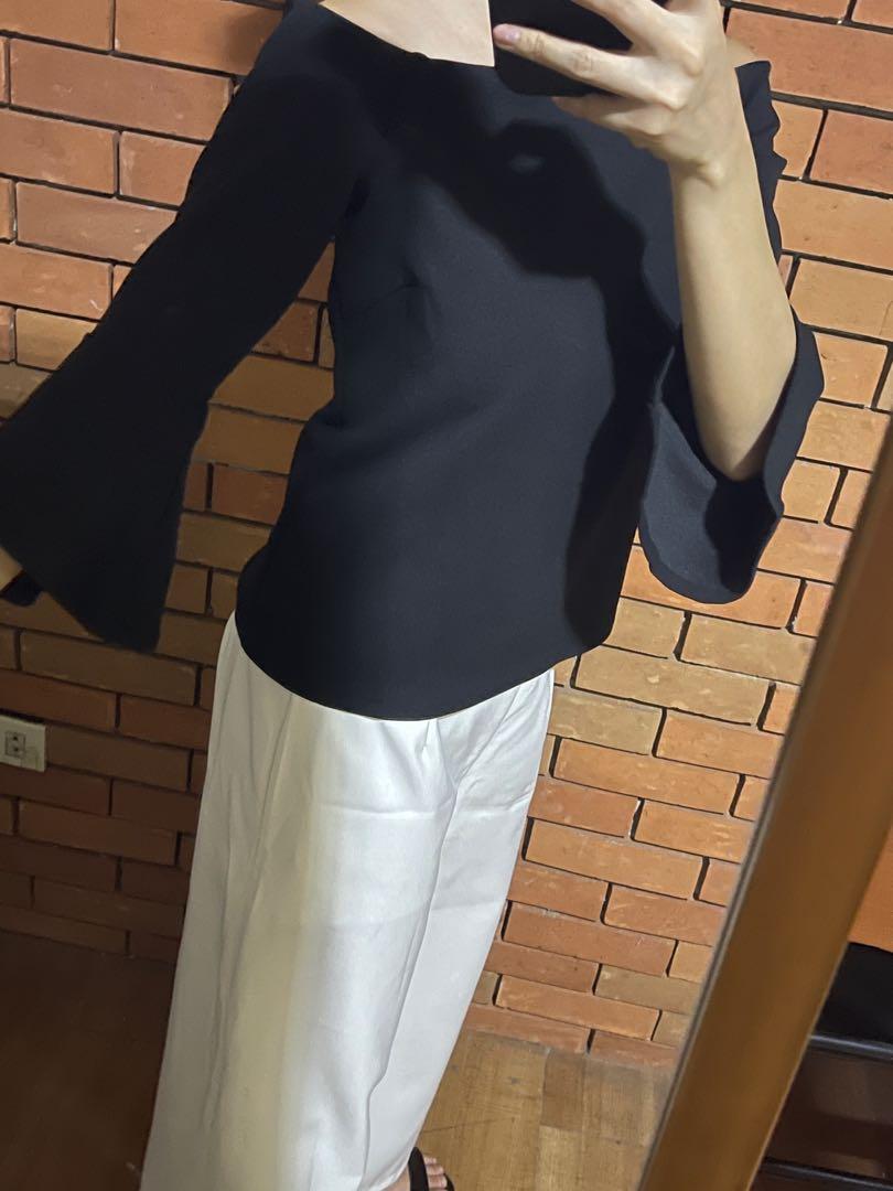 H&M black bell sleeves (Category: Blouses) located in Quezon City. Submitted by lineuph (Listing ID 1192018396, Image 2). Description: .