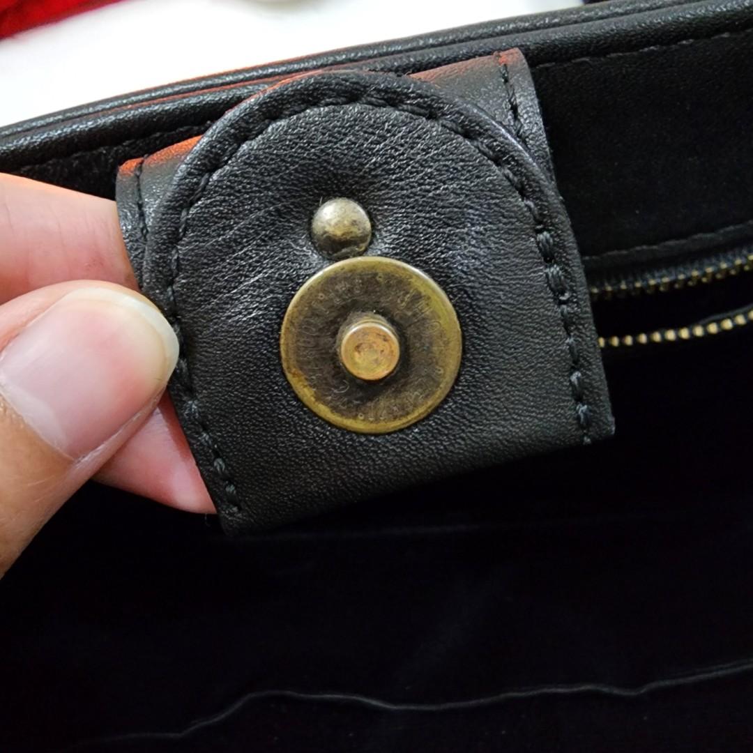 Renoma Bag (Category: Luxury Bags & Wallets) located in Manila. Submitted by kshoprainbow (Listing ID 1191901762, Image 3). Description: FOR SALE!!! Please see pics for flaws What You See Is What You Get (WYSIWYG) Things To Consider Before Purchasing: - Please Manage Your Expectations! Shipping: - Seller Is Not Responsible For Damages Incurred By The Courier During Shipping - Delays In Pickup And Delivery Are Beyond Our Control.