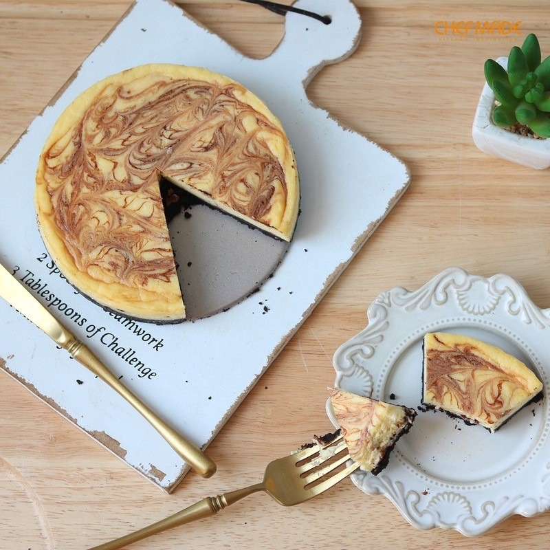 https://media.karousell.com/media/photos/products/2022/10/21/round_cake_pan_mmz0019_1666361360_3299182e