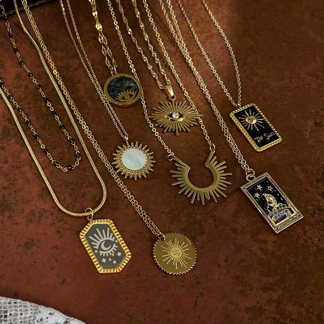 gold chain tumblr outfits