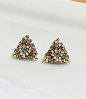 Dainty 3D stud earrings 