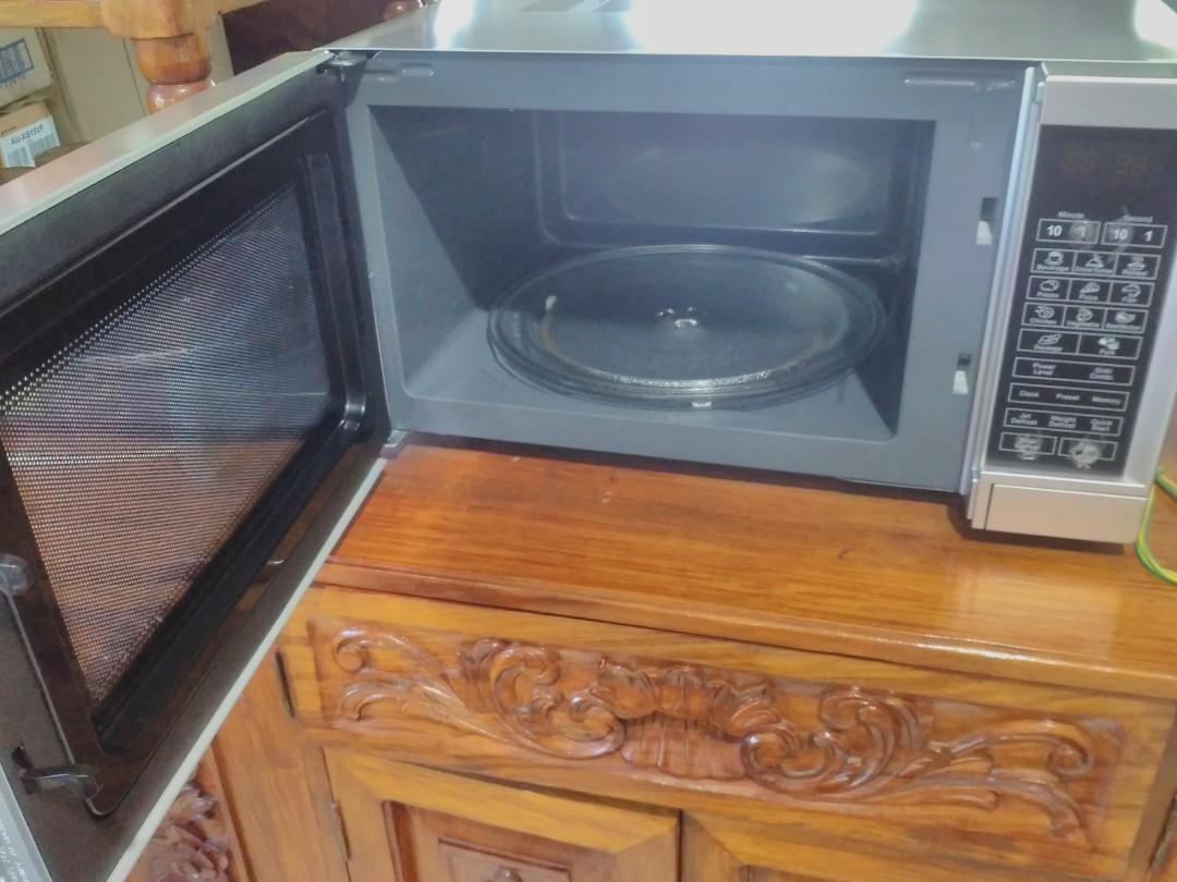 American Home Microwave Oven 28 liter with Free Microwave Safe Plates