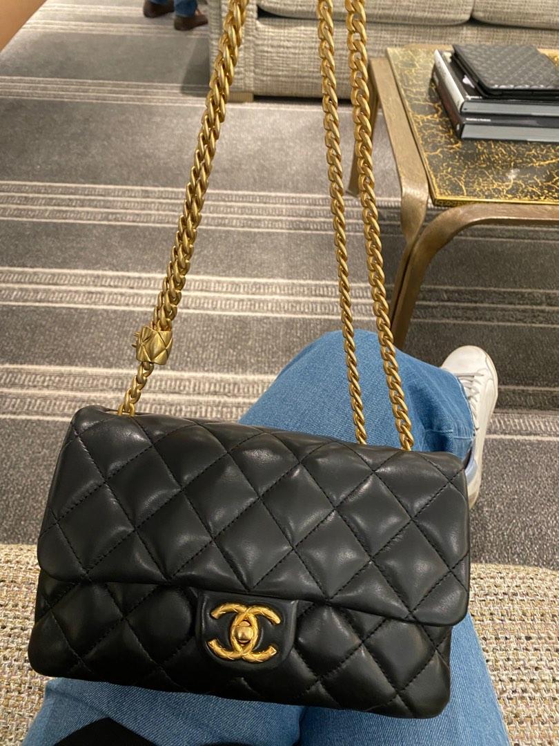 Chanel 22k hobo bag black, 名牌, 手袋及銀包- Carousell