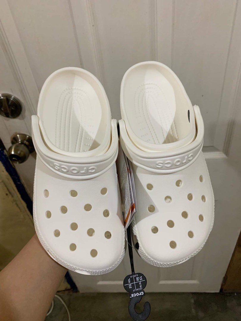Crocs Classic Clogs white J5/W7, Men's Fashion, Footwear, Slippers & Slides on Carousell