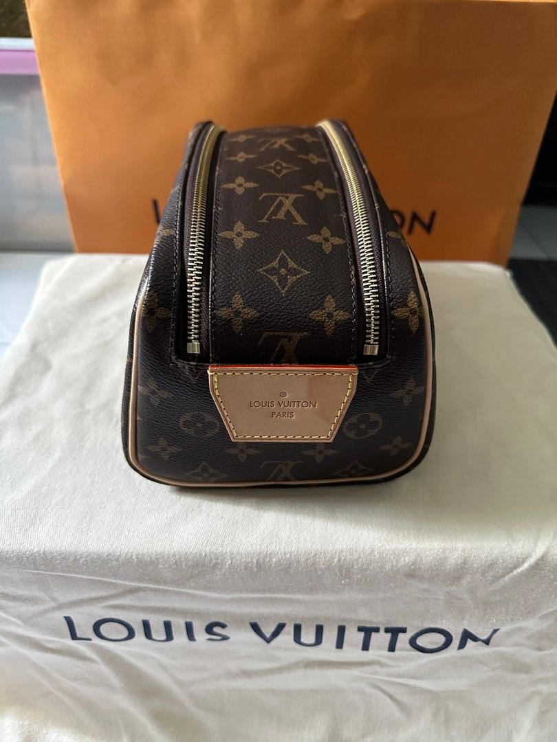 Louis Vuitton Dopp kit toilet pouch (M44494)