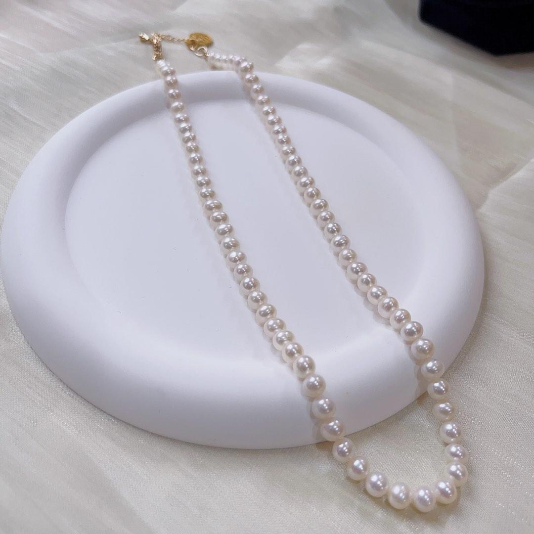 White online pearl necklace