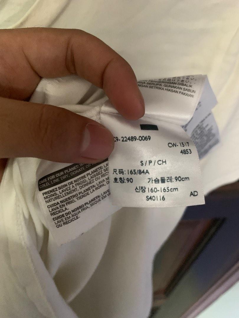 Levis (Category: Tshirts & Polo Shirts) located in Johor Bahru. Submitted by Maddan (Listing ID 1192068528, Image 3). Description: Levis tee Sedikit defect Pit 18.5 labuh 25.5 Area jb.