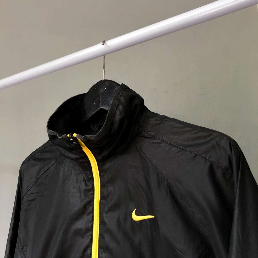 Nike Windbreaker (Yellow Swoosh), Fesyen Pria, Pakaian , Baju Luaran di