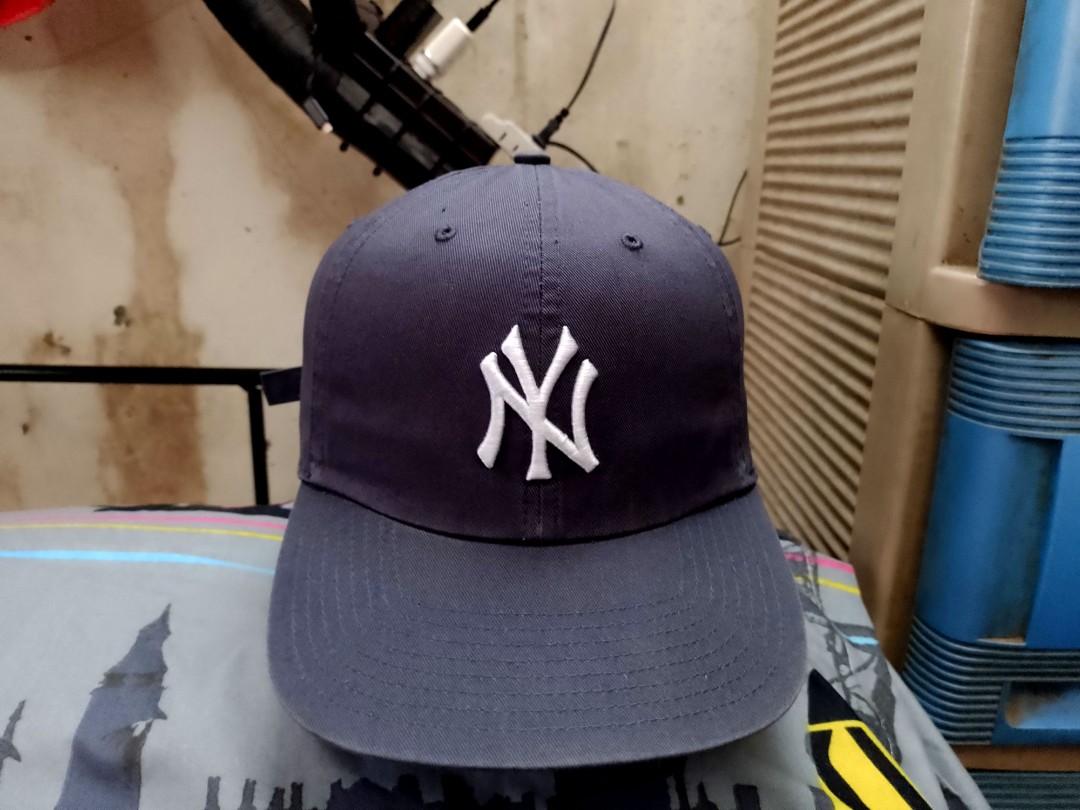 Official MLB New York Yankees Cap • Tag : Genuine Merchandise Twins  Enterprise, Inc Size : Free (Adjustable Size) Colour : Grey Condition…