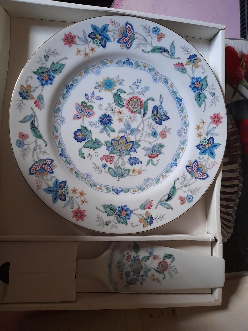 Cake Serving Platter & Cake Server Fine Porcelain 10.5" (Category: Dinnerware & Cutlery) located in Muntinlupa City. Submitted by odysseyqq (Listing ID 1192284085, Image 1). Description: Cake Serving Platter & Cake Server Fine Porcelain 10.5" Old but not used. Comes in the original box. Shipping fee not included Location- Muntinlupa.