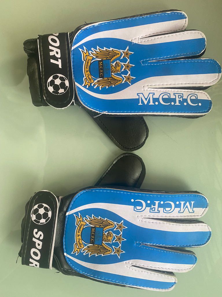 goalkeeper gloves for artificial grass