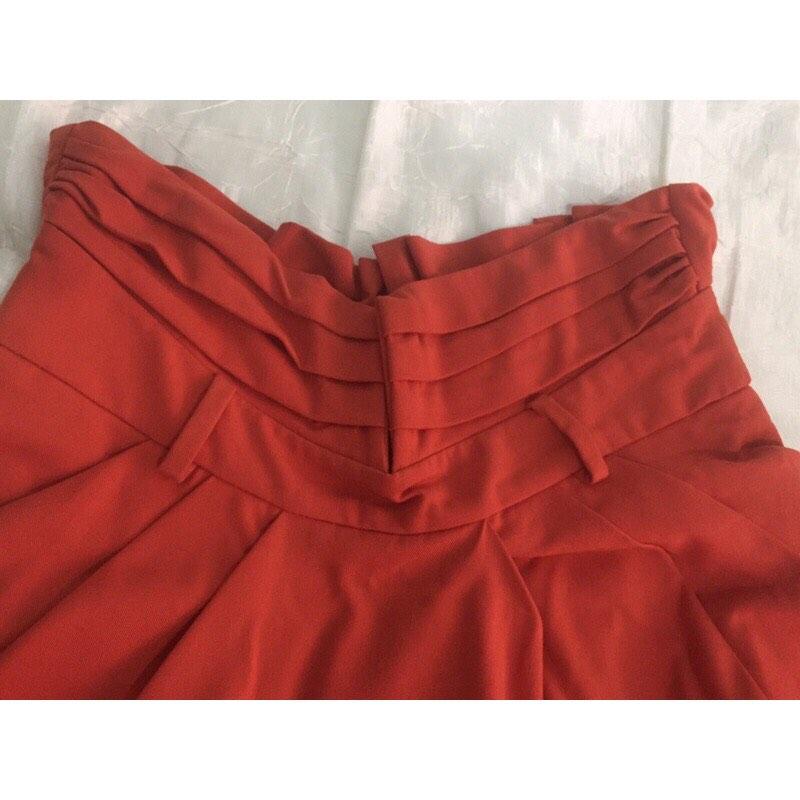 H&M Orange/Rust Stylish Pencil Skirt (Category: Skirts) located in Baguio. Submitted by alms505 (Listing ID 1192242914, Image 2). Description: - Pretty and sexy unique design with pleats. - Size small RFS: Free up closet space Shipping fee shouldered by buyer.