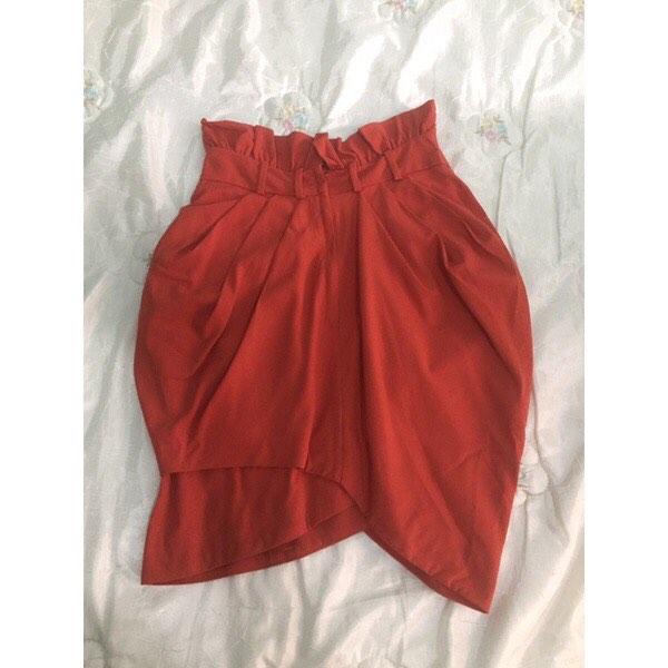 H&M Orange/Rust Stylish Pencil Skirt (Category: Skirts) located in Baguio. Submitted by alms505 (Listing ID 1192242914, Image 3). Description: - Pretty and sexy unique design with pleats. - Size small RFS: Free up closet space Shipping fee shouldered by buyer.