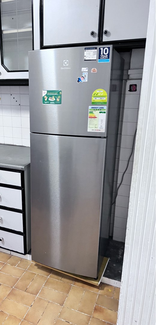 INVERTER 2 DOOR FRIDGE 256L (Free Delivery) cum with COURTS receipt