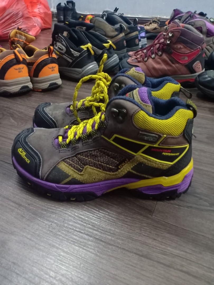 Kasut hiking store
