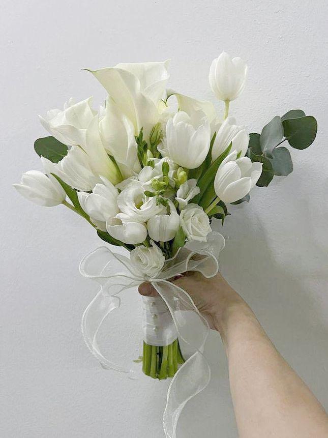 Kimberly - White Timeless Bridal Bouquet, Hobbies & Toys, Stationery &  Craft, Flowers & Bouquets On Carousell