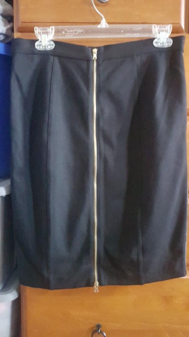 Leather Skirt (Category: Women's Clothes) located in Melbourne. Submitted by ecochicka (Listing ID 1192279973, Image 2). Description: marked a size US 8 which is around an AUS 10/12 front is lamb leather & back is 72% rayon 23% rayon 5% elastane club monaco brand new, tags still attached.