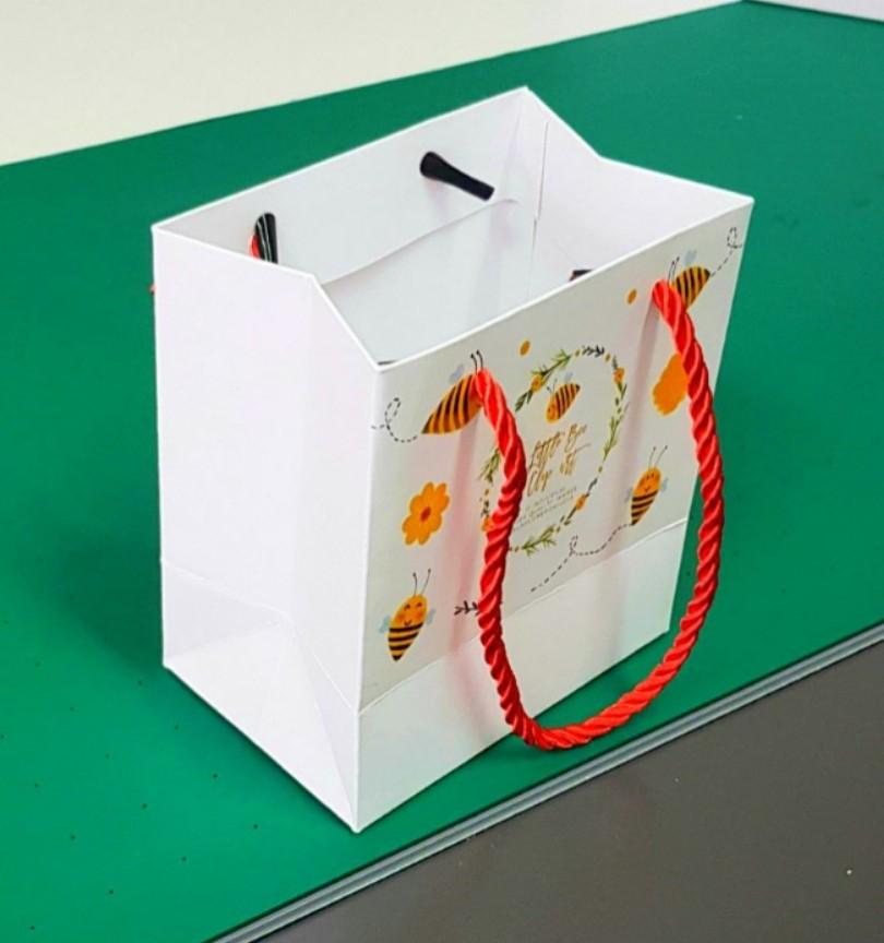 Packaging boxes (Category: Art & Prints) located in Singapore. Submitted by ariff_sultan (Listing ID 1162600518, Image 2). Description: We make customized packaging box,gift box,paper bag,corporate folder,name card, menu card greeting cards and more..... Very useful for small business and events please contact for more information or watsup No: 98741471.