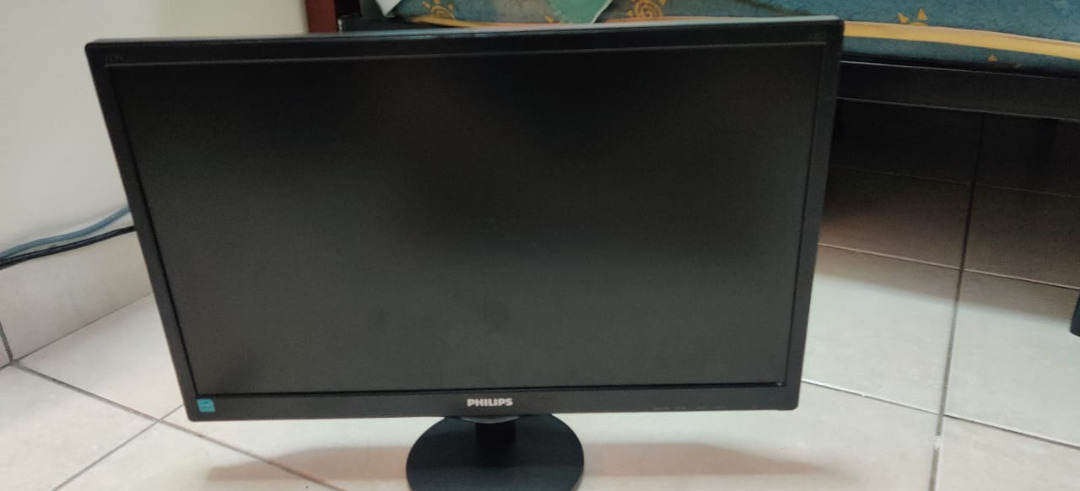 PHILIPS 223V5L Monitor, Computers & Tech, Desktops on Carousell