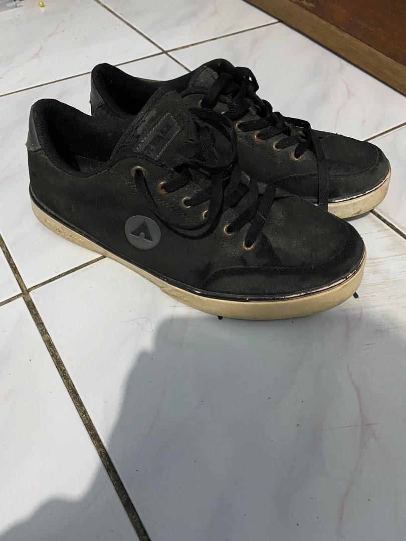 sepatu airwalk, Fesyen Pria, Sepatu , Lainnya di Carousell