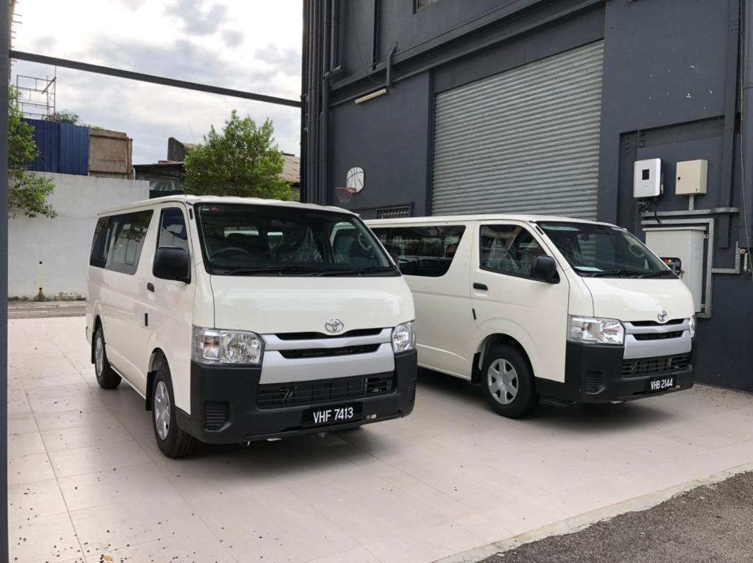 Toyota hiace 11 seater hotsell