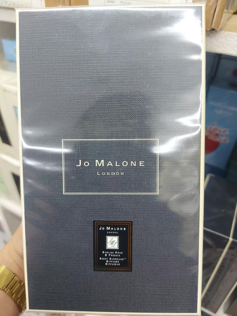 English pearl @fresia diffuser Jomalone (Category: Fragrance & Deodorants) located in Pasay City. Submitted by perfume.ph (Listing ID 1192567398, Image 1). Description: Perfume may be just the thing to finish off your outfit, even if it's a T-shirt and your favorite jeans. Applying perfume can liven up a date night, and help attract your desired partner. However, there are some misconceptions as to how to apply perfume, where to apply it, and wha