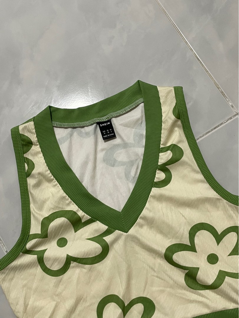 flower tank crop top, Women's Fashion, Tops, Sleeveless on Carousell
