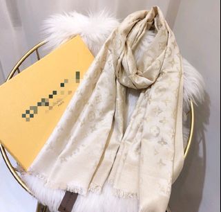 Louis Vuitton LV Knitting Scarf Autumn Winter, Women's Fashion, Watches &  Accessories, Scarves on Carousell