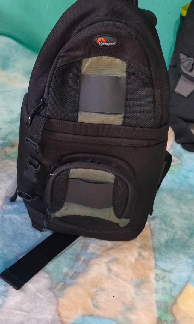 Lowepro slingshot 102 AW camera bag (Category: Cameras) located in Taguig. Submitted by petgals (Listing ID 1192640089, Image 1). Description: Fits D-SLR Camera 2-3 Lens Kit 600D Polyester and 1680D Nylon Fully Padded Interior Two Compartments Divider System Two Memory Card Pockets Attached Sling Shoulder Strap.