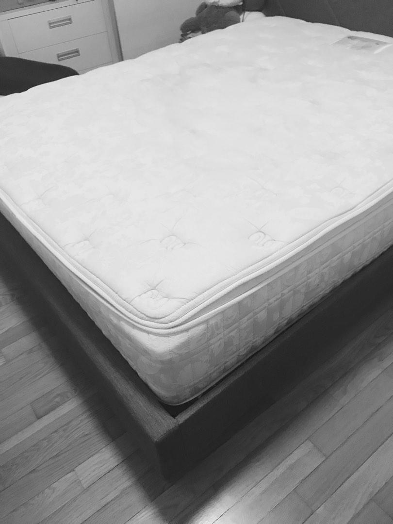 Simmons Beautyrest Queen size mattress, Furniture & Home Living