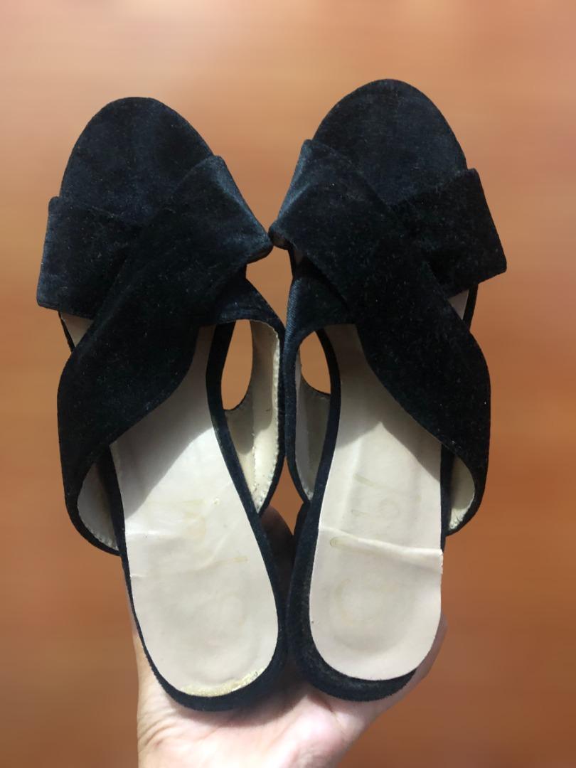 SoFab! Mule Heels (Category: Heels) located in Quezon City. Submitted by mssellany (Listing ID 1192463573, Image 1). Description: Purchased last 2019 Only used at office gatherings, stored in an open A4 box at work & now at home.