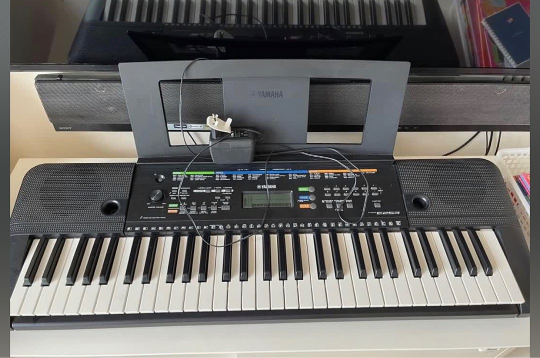 Yamaha keyboard with stand and stool, Hobbies & Toys, Music & Media