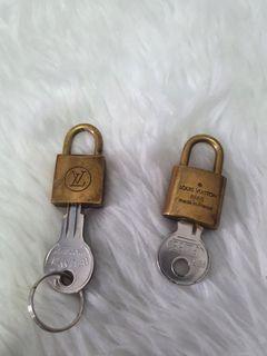 LOUIS VUITTON Lock And Key Padlock Used Polished LV #311 from japan