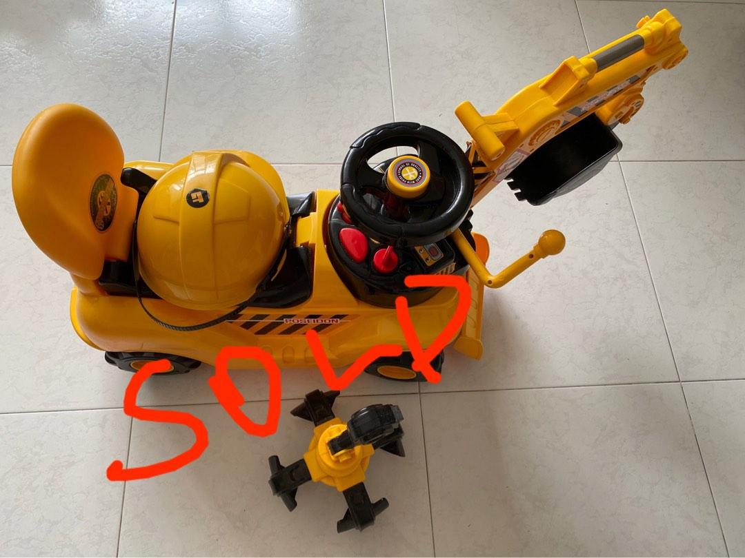 Toy digger with grabber clearance
